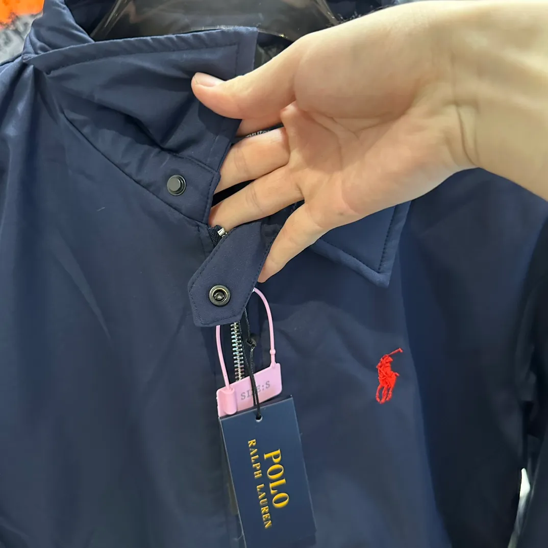 P370 #R44 Ralph Lauren veteran Harrington lapel jacket cotton winter old money style cotton jacket, same style for men and women. Classic fit design, retro windproof cotton jacket, button collar, embroidered pony logo on the chest, elastic cuffs elastic band hem collar zipper windproof design perfect fusion of casual style and street trend elements, very suitable for neutral wear. The fabric texture of cotton clothing is very good and comfortable to wear. It is a very versatile and trendy winter item. Developed from the original version, 100% pure cotton fabric and exquisite embroidery, buy with confidence, retro will never go out of style!  Color Black Navy Khaki Size: S M L